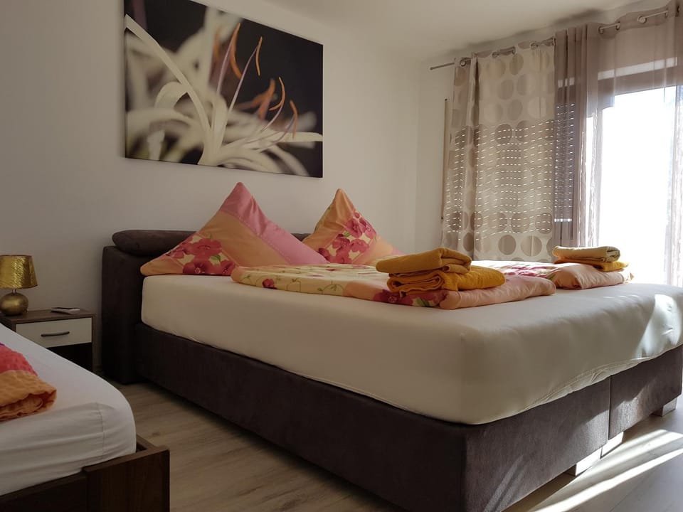 Photo of the whole room, Bedroom