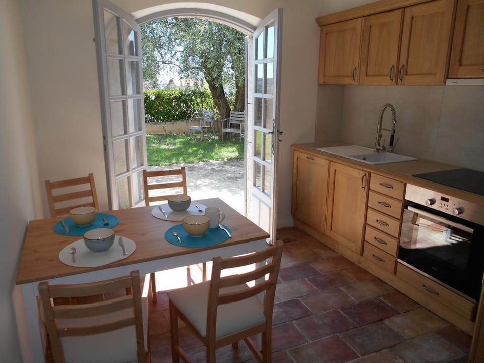 Kitchen or kitchenette, Dining area