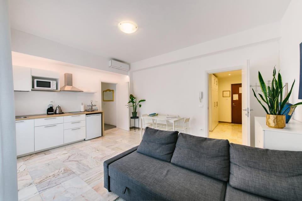 Kitchen or kitchenette, Living room, Seating area, oven, stove