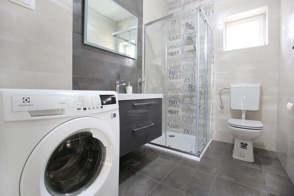 Shower, Toilet, Bathroom, towels, washing machine