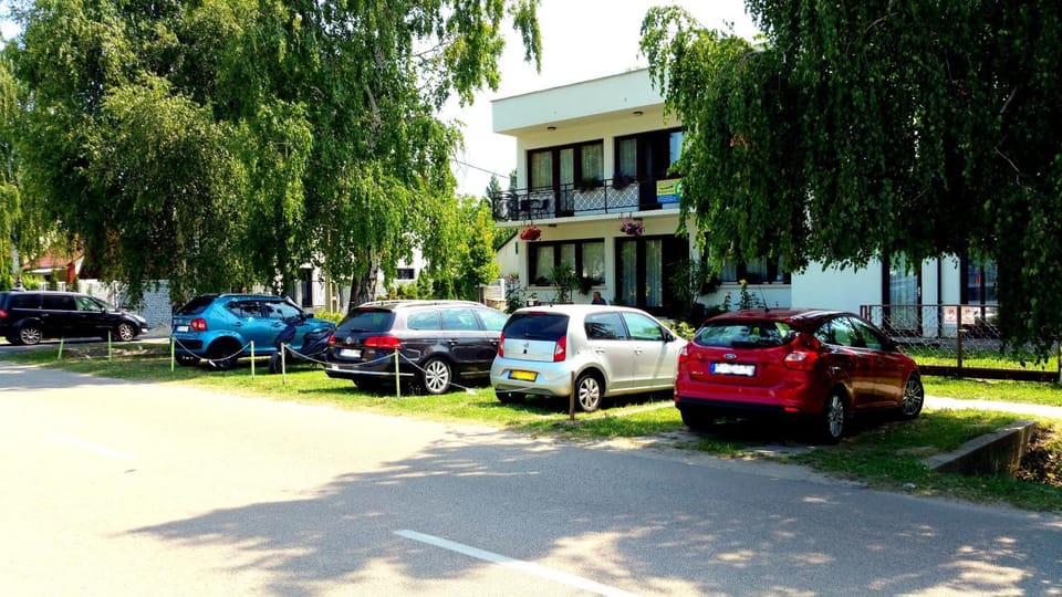 Facade/entrance, Off site, Day, Neighbourhood, Summer, Garden, Other, Street view