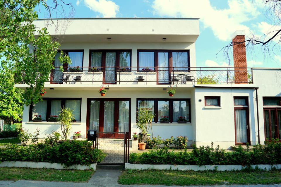 Facade/entrance, Spring, Day, Neighbourhood, Beach, On site