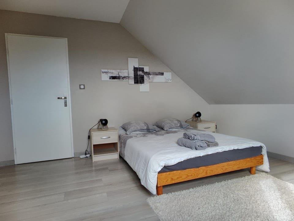Photo of the whole room, Bedroom