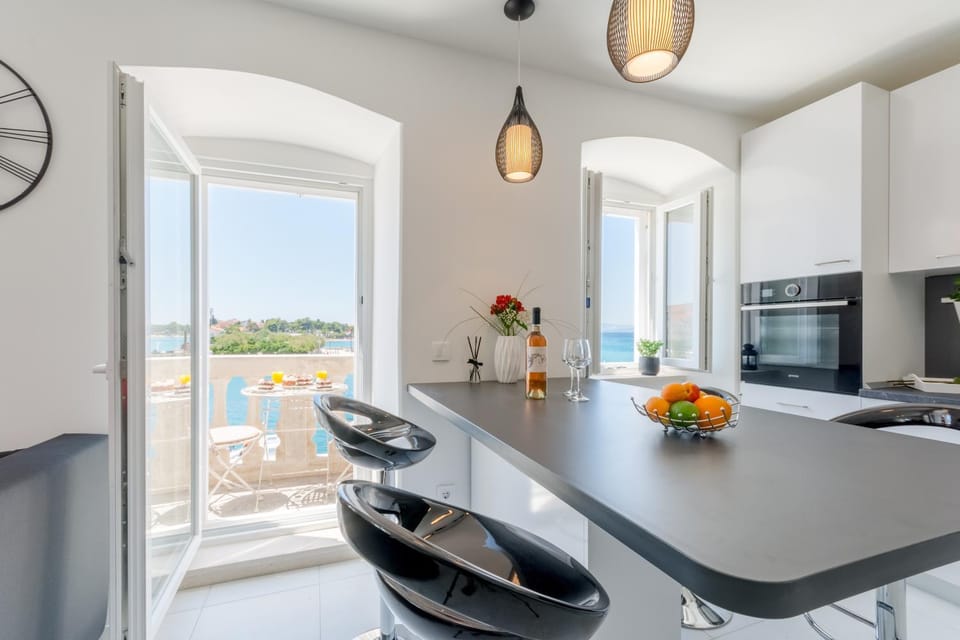 Kitchen or kitchenette, Seating area, Dining area, Sea view