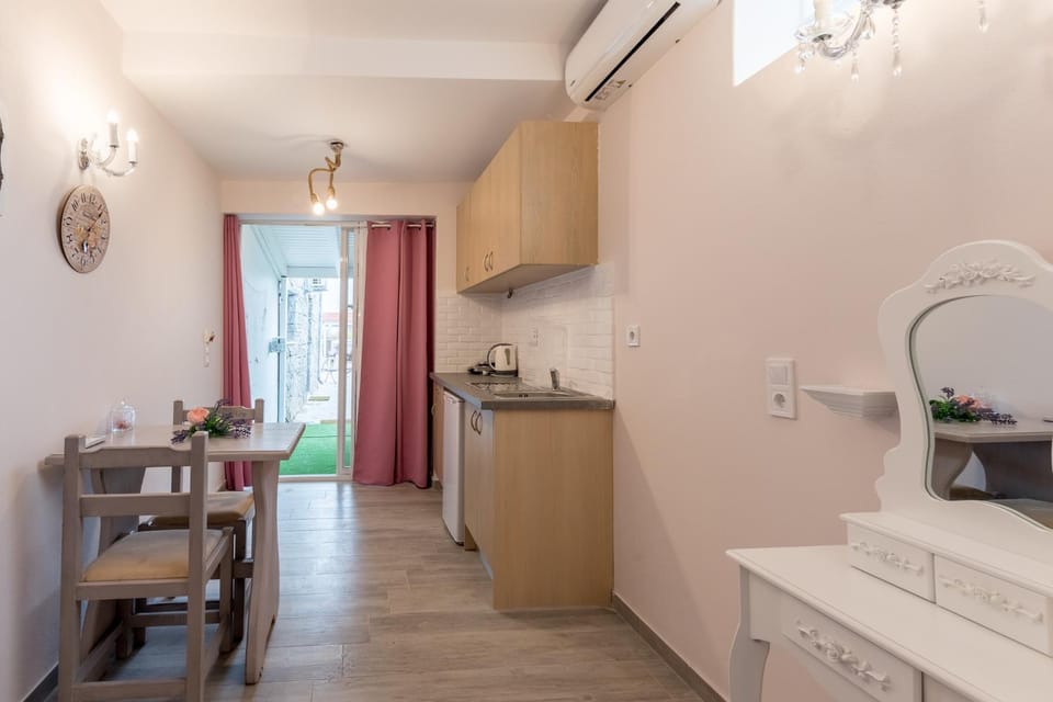 Kitchen or kitchenette, Dining area