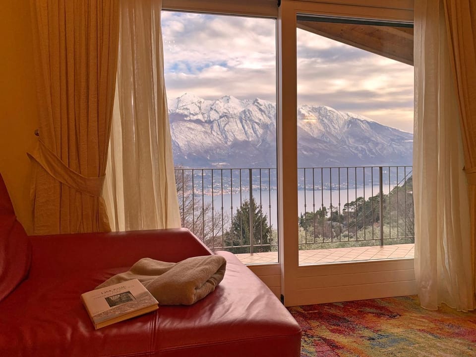 View (from property/room), Living room, Lake view