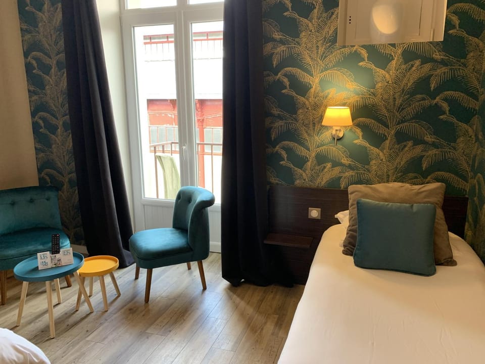 Photo of the whole room, Seating area, Bedroom