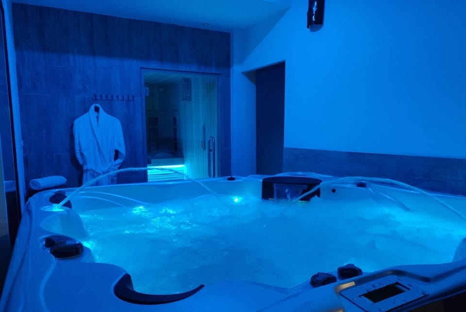 Spring, Winter, Hot Tub, Sauna, Spa and wellness centre/facilities, Autumn