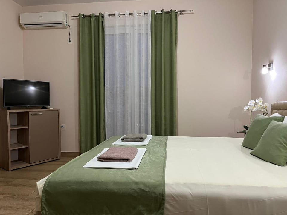 Property building, Bed, TV and multimedia, Photo of the whole room, Bedroom, air conditioner