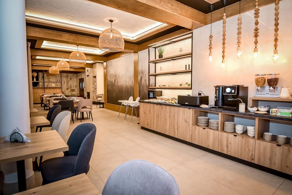 Restaurant/places to eat, Dining area