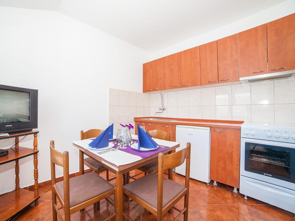 Kitchen or kitchenette, Seating area, Dining area