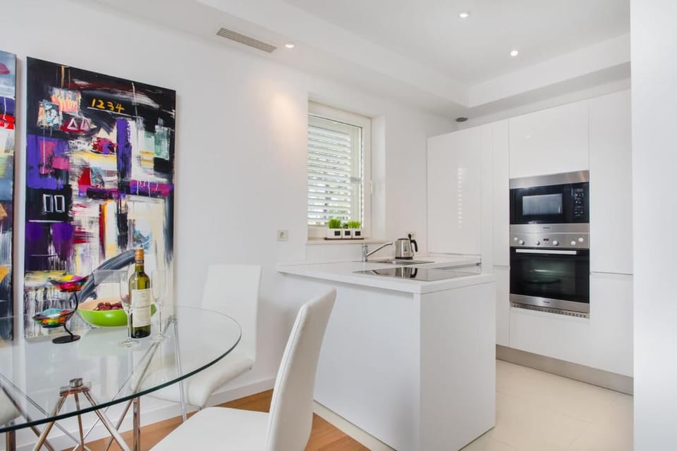 Kitchen or kitchenette, Dining area