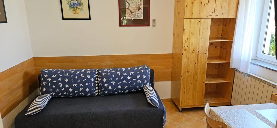 Bed, Living room, Seating area, Time of day