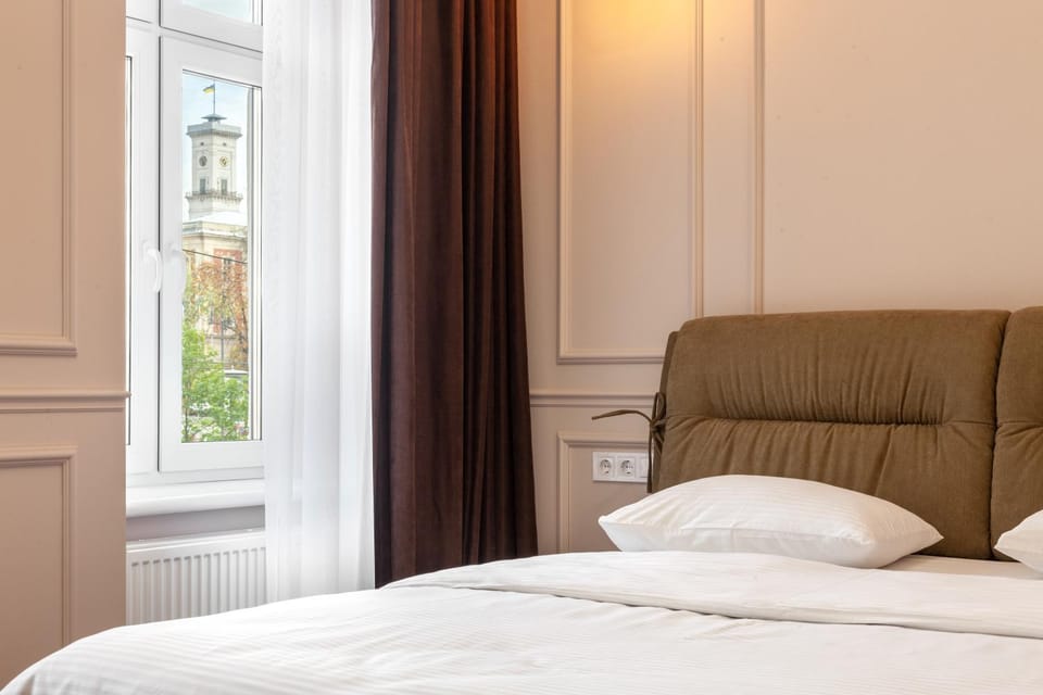 Bedroom, City view