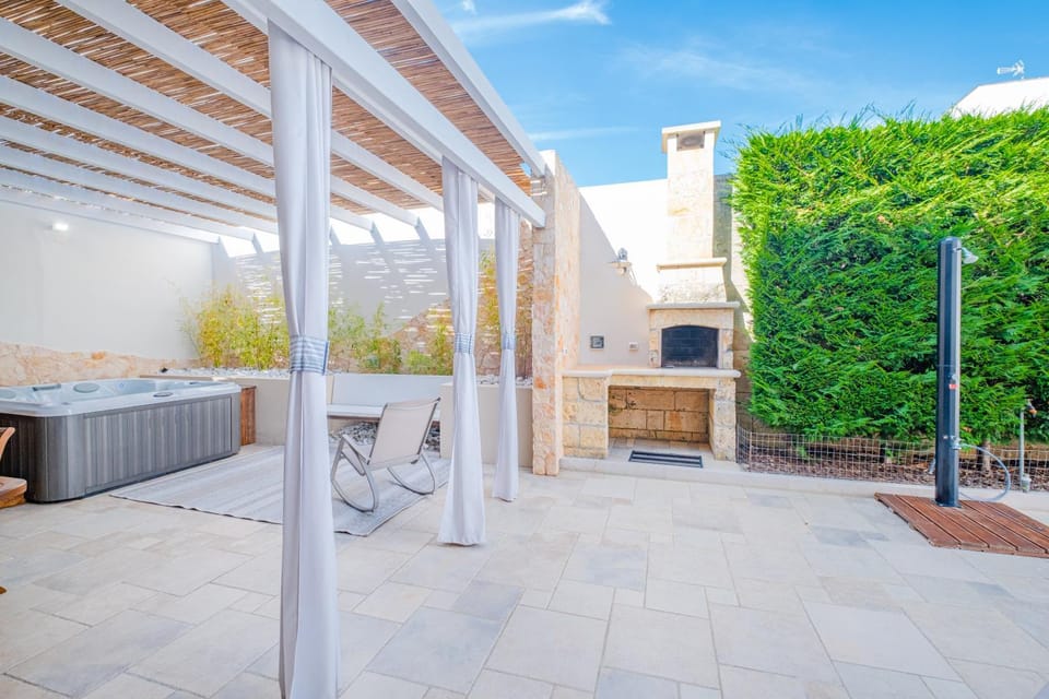 Patio, Facade/entrance, BBQ facilities, Balcony/Terrace