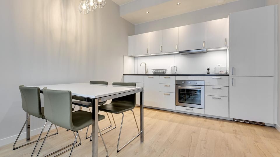 Coffee/tea facilities, Kitchen or kitchenette, Dining area, stove
