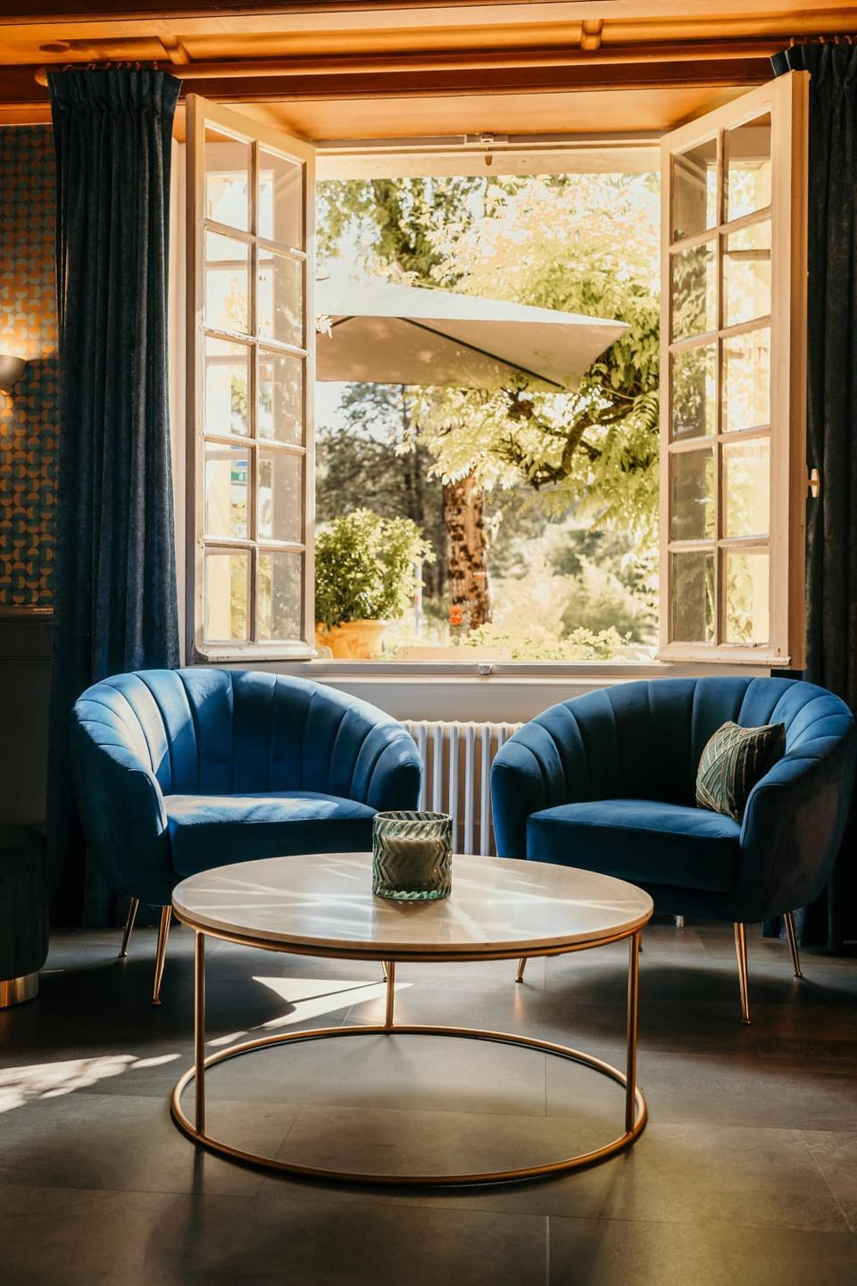 Restaurant/places to eat, Living room, Breakfast