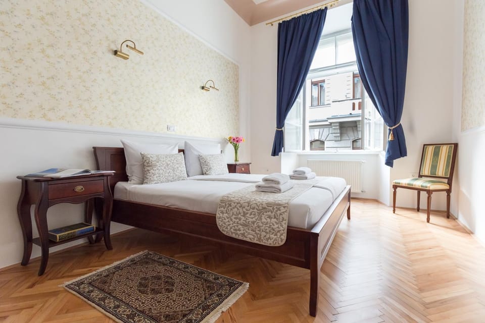 Bedroom, Street view