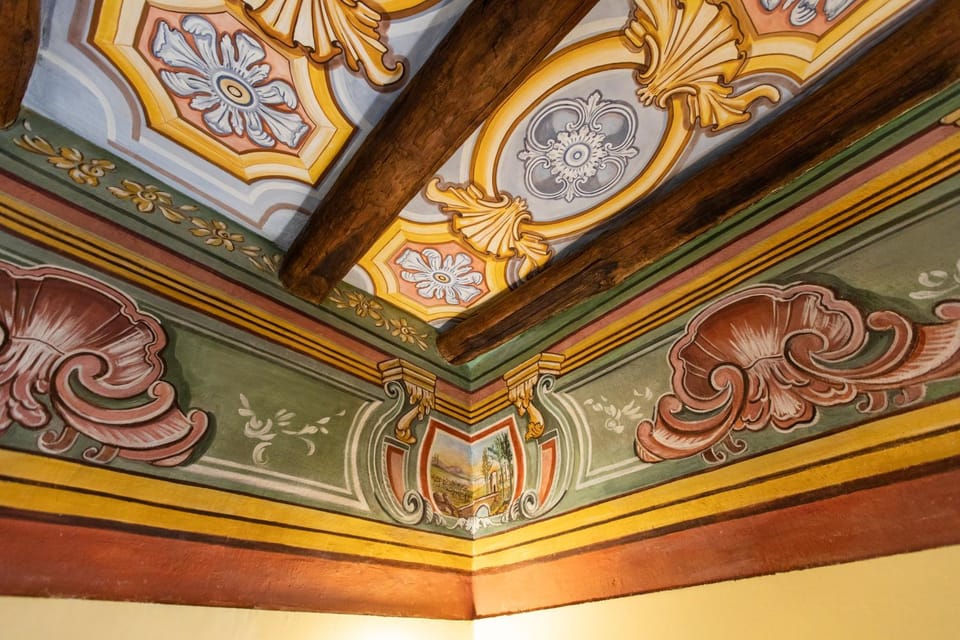 Photo of the whole room, Decorative detail