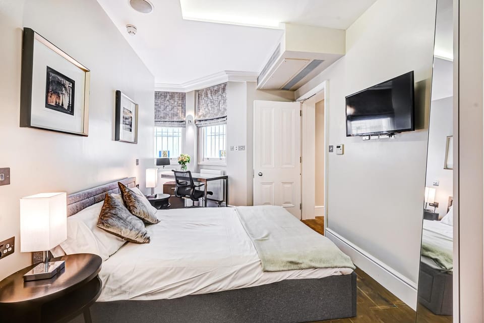 Bed, TV and multimedia, Bedroom