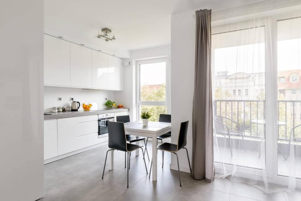 Coffee/tea facilities, Kitchen or kitchenette, Dining area, dishwasher, microwave, stove
