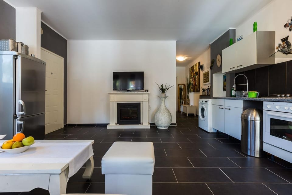 Kitchen or kitchenette, Living room, Seating area, Dining area