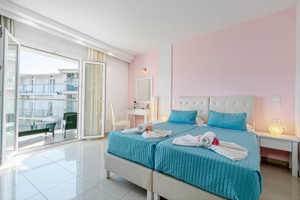 Bed, Balcony/Terrace, Bedroom, towels
