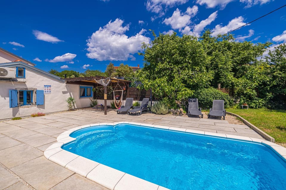 Swimming pool, sunbed