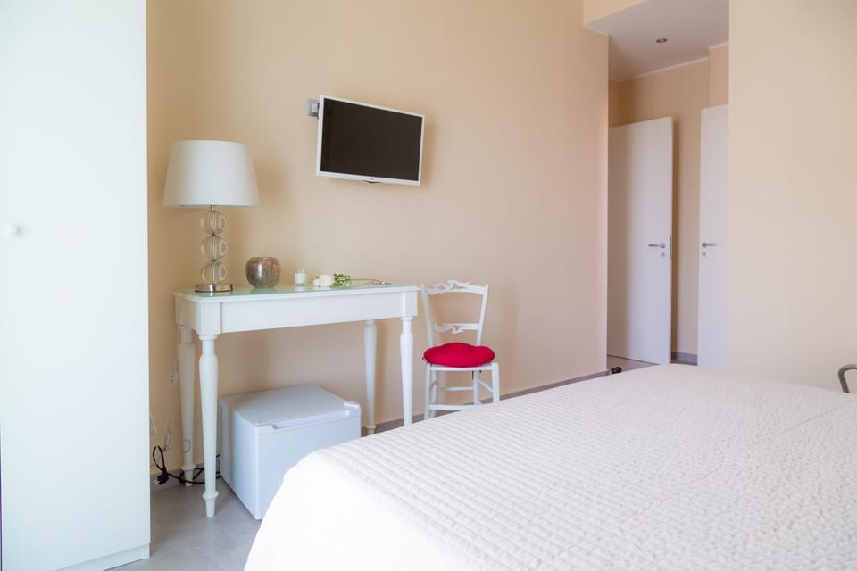 TV and multimedia, Photo of the whole room, Bedroom