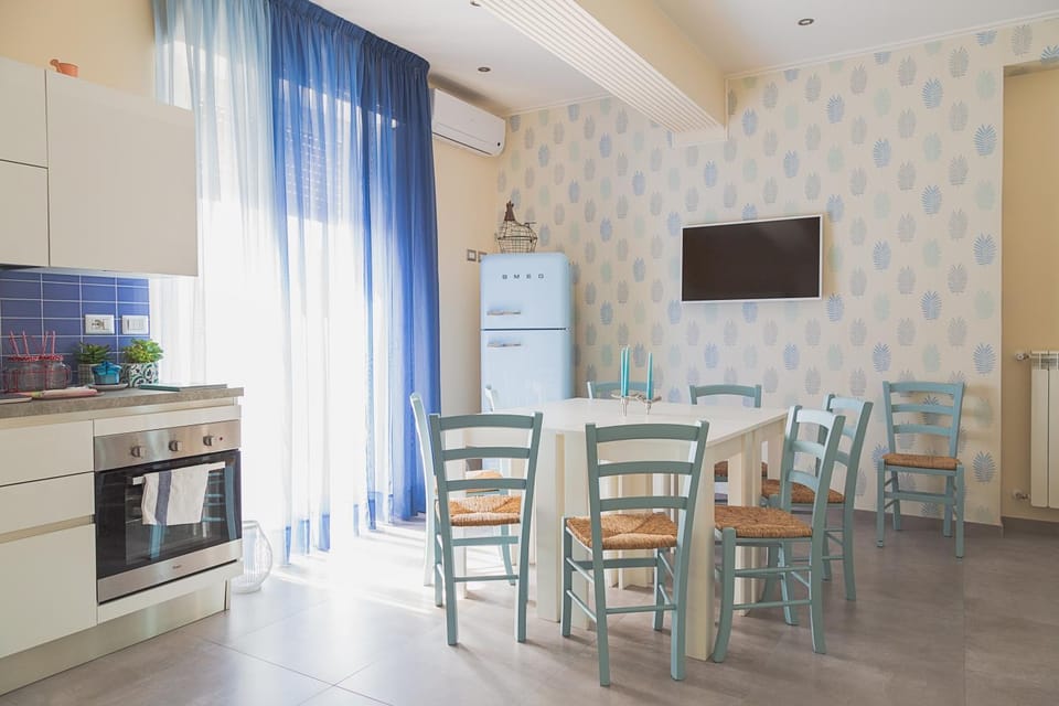 Communal lounge/ TV room, Lobby or reception, Lounge or bar, Communal kitchen, Mountain view, Sea view, Street view
