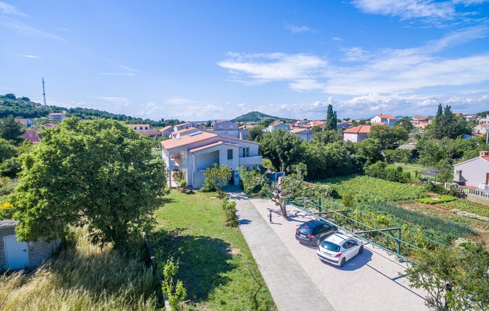 Nearby landmark, Facade/entrance, Spring, Day, Natural landscape, Activities, Summer, City view, Garden view, Landmark view, Landmark view, Street view, Seasons, Time of day, Location, Sunrise, Sunset, Parking