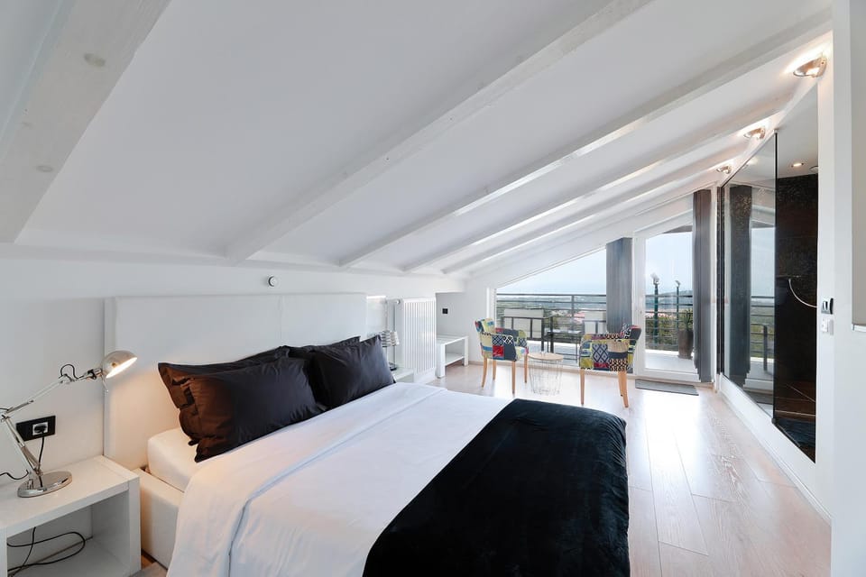 TV and multimedia, Seating area, Bedroom