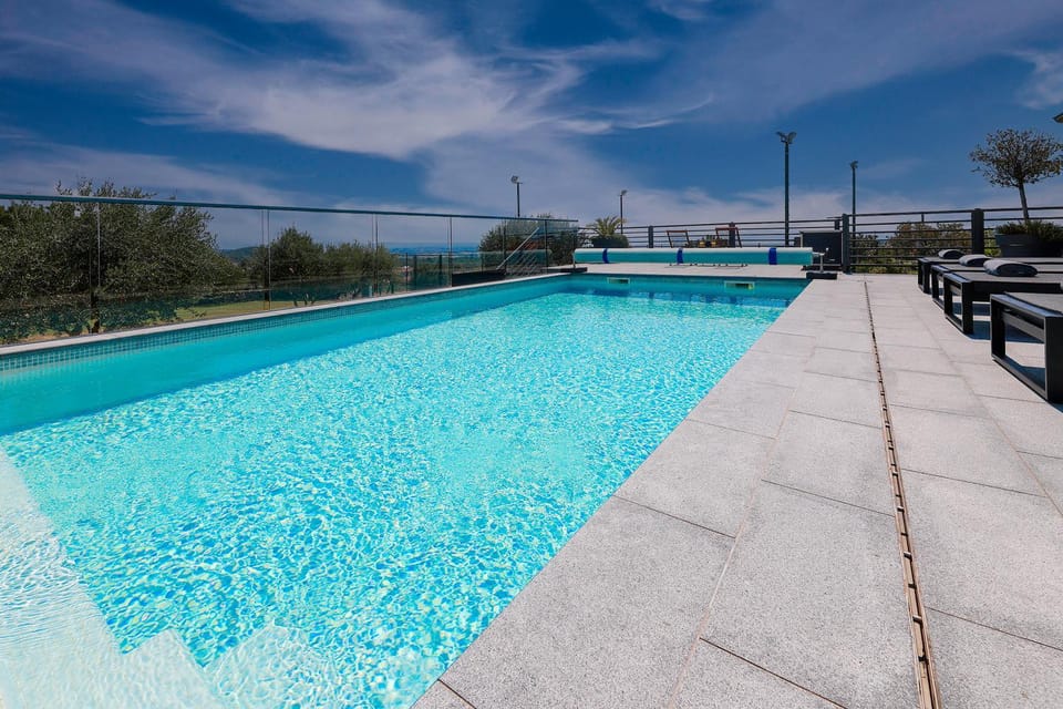 Day, Natural landscape, Pool view, Swimming pool