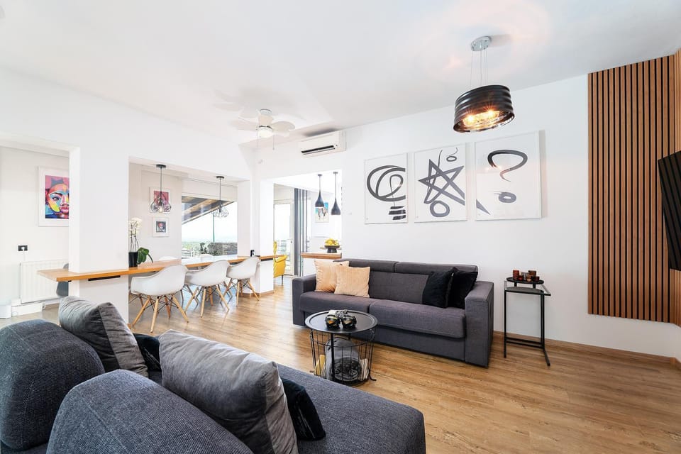 TV and multimedia, Living room, Seating area, Dining area