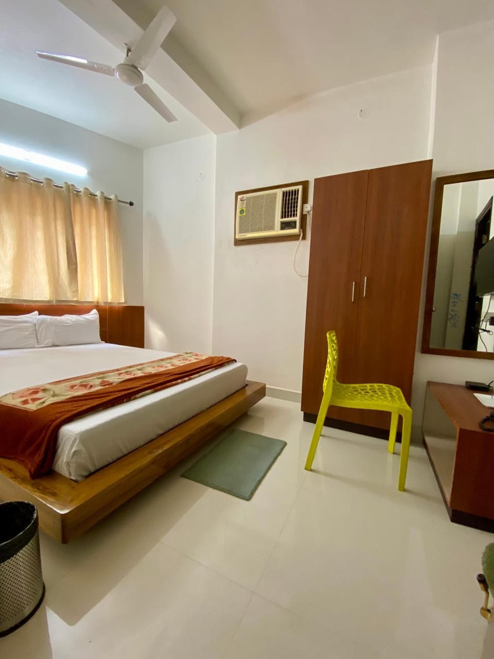 Photo of the whole room, Bedroom