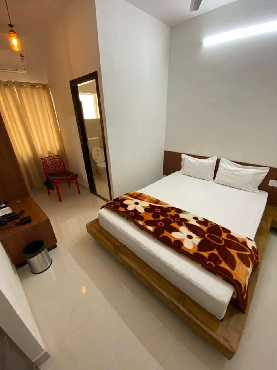 Photo of the whole room, Bedroom