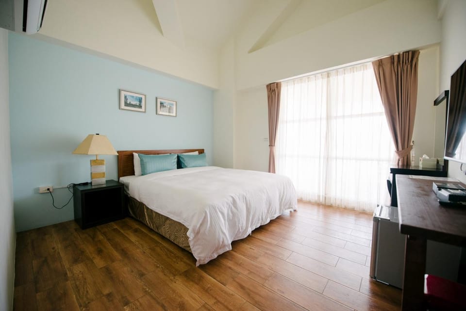 Bed, TV and multimedia, Bedroom, hair dresser