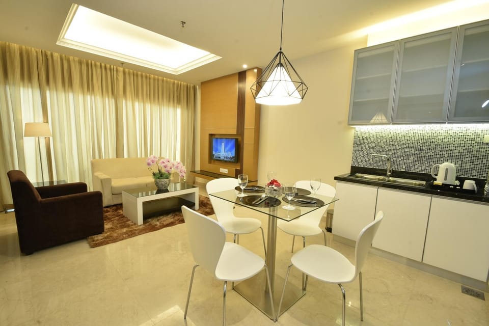 Coffee/tea facilities, Kitchen or kitchenette, Living room, Dining area