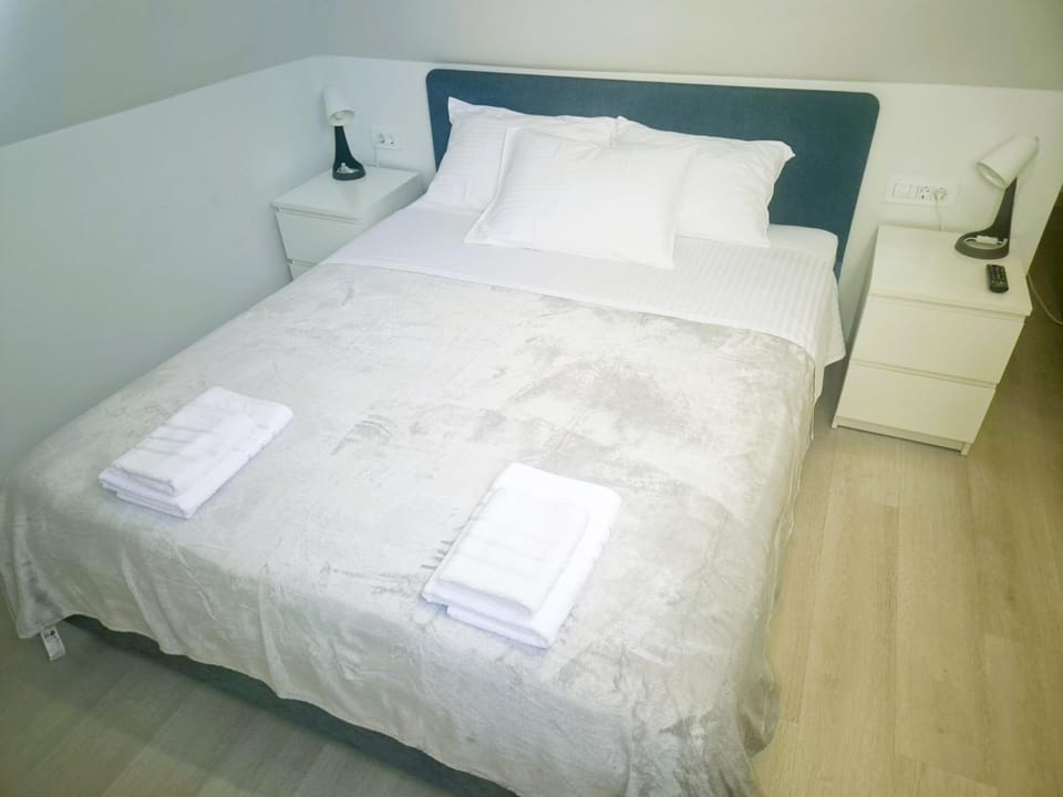 Bed, Photo of the whole room, towels