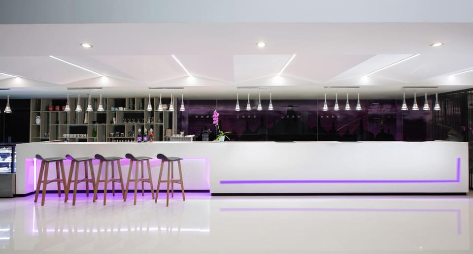 Lounge or bar, Food and drinks, Drinks