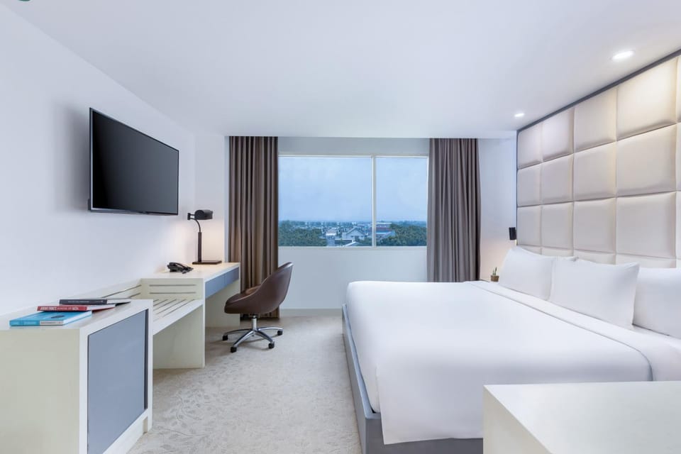 Bed, TV and multimedia, View (from property/room), Bedroom