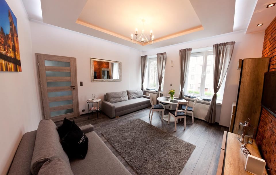 Bed, TV and multimedia, Living room, Photo of the whole room, Decorative detail, Seating area