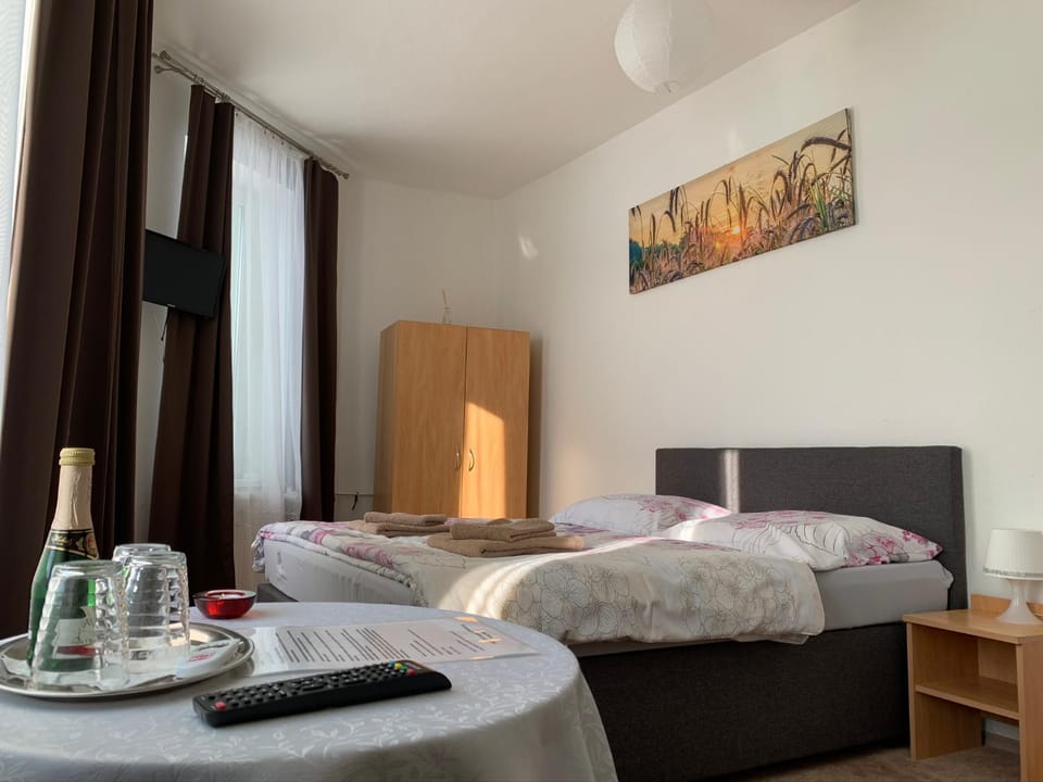 Bed, TV and multimedia, Food and drinks, Photo of the whole room, Bedroom, Alcoholic drinks