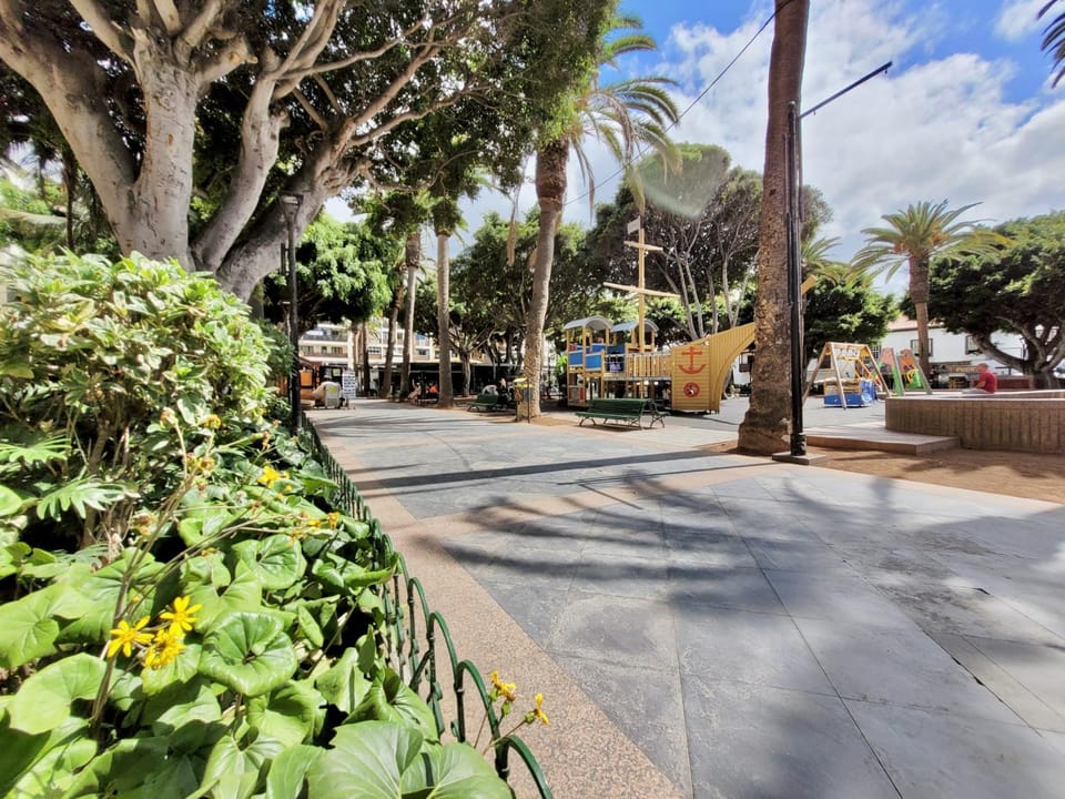 Restaurant/places to eat, Off site, Neighbourhood, Children play ground