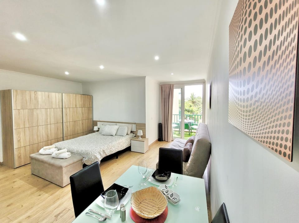 Photo of the whole room, Dining area, Bedroom