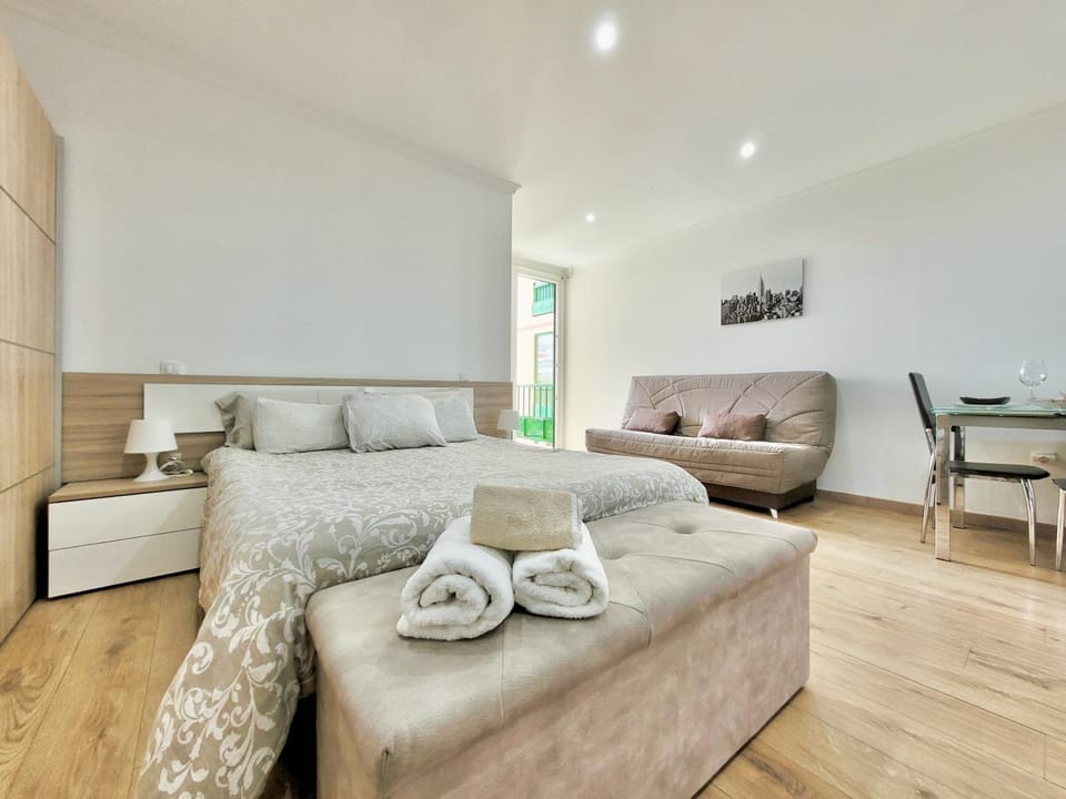 Bed, Living room, Dining area, Bedroom