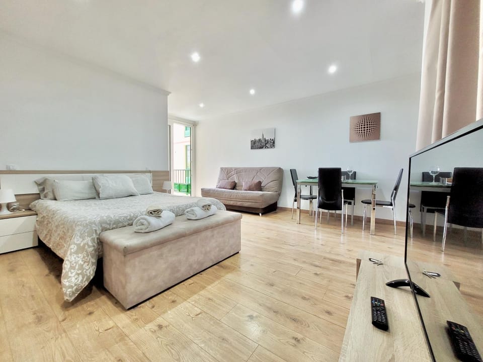 Bed, TV and multimedia, Living room, Dining area, Bedroom