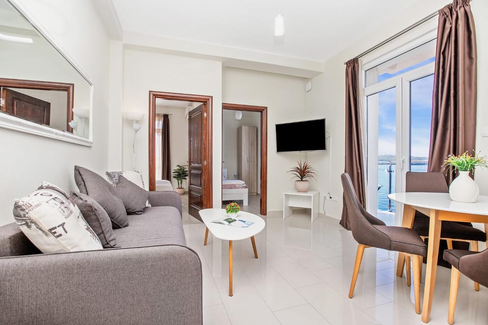Communal lounge/ TV room, TV and multimedia, Living room, Seating area