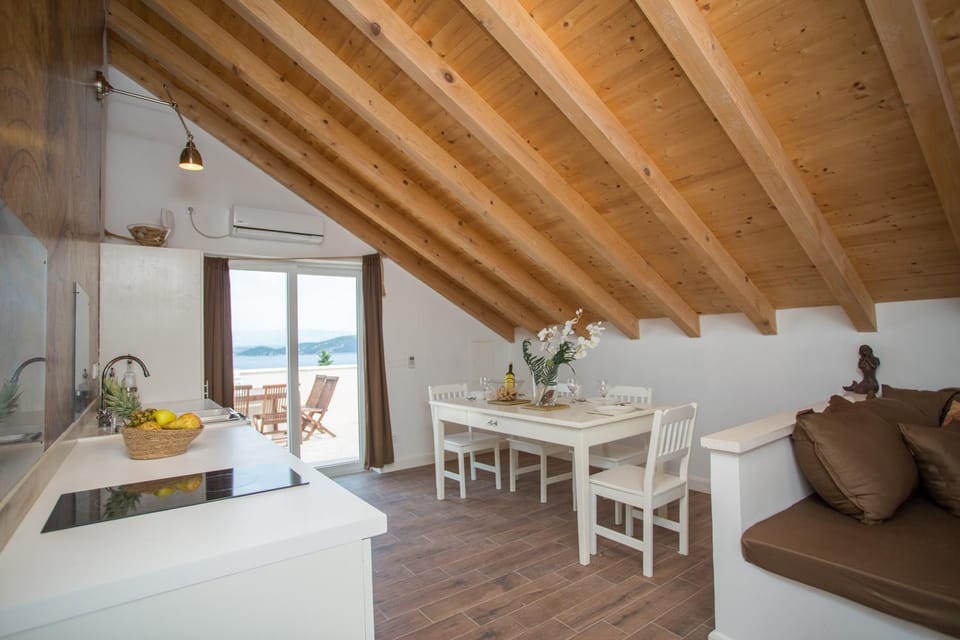 Captain's Attic Apartment in Račišće