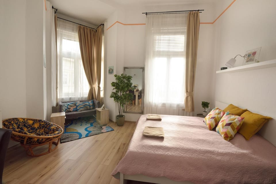 Bed, Living room, Seating area, Bedroom, City view, Meals